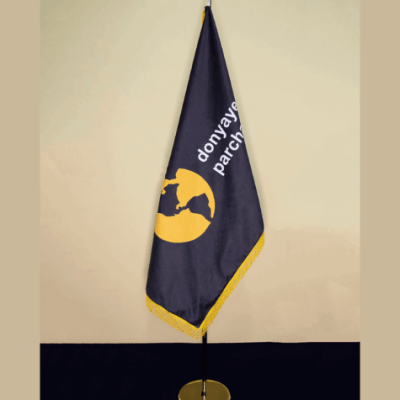 پرچم تشریفات مخمل چاپ اختصاصی با پایه تخت استیل تمام طلایی