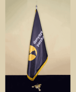 پرچم تشریفات ساتن امریکایی ریشه دار -چاپ اختصاصی با پایه پنجه شیری طلایی