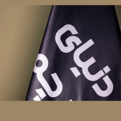 پرچم تشریفات ساتن امریکایی ریشه دار -چاپ اختصاصی با پایه پنجه شیری طلایی