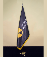 پرچم تشریفات ساتن امریکایی ریشه دار -چاپ اختصاصی با پایه پنجه شیری طلایی