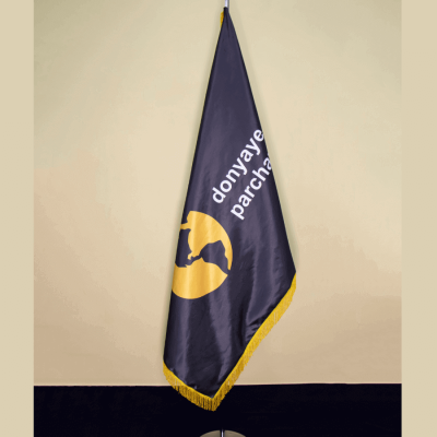 پرچم تشریفات ساتن امریکایی چاپ اختصاصی با پایه تخت استیل کروم