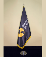 پرچم تشریفات ساتن امریکایی چاپ اختصاصی با پایه تخت استیل کروم