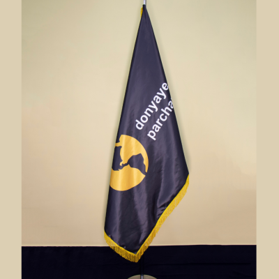 پرچم تشریفات ساتن امریکایی چاپ اختصاصی با پایه تخت استیل کروم