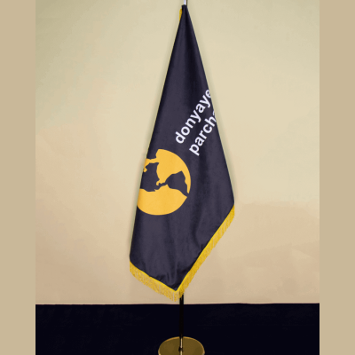 پرچم تشریفات مخمل چاپ اختصاصی با پایه تخت استیل تمام طلایی